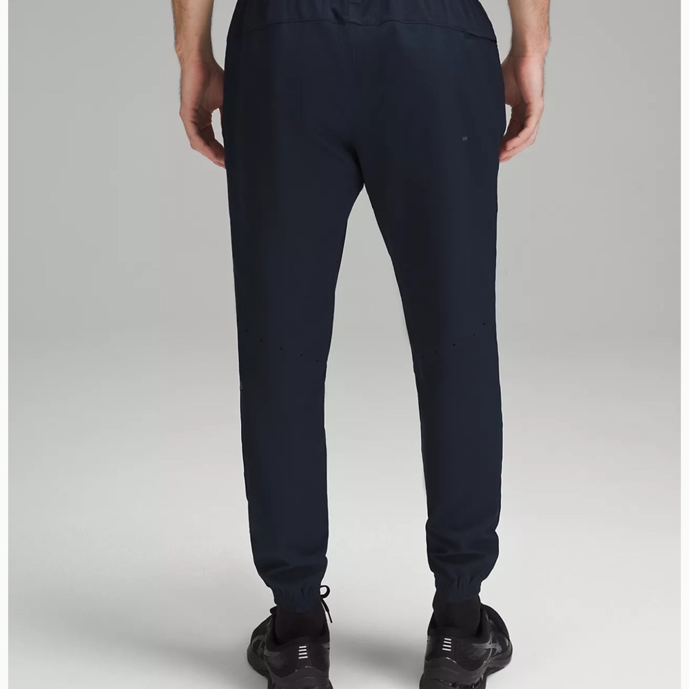 NWT lululemon Men’s License to Train Jogger in True Navy size Medium - Picture 3 of 7